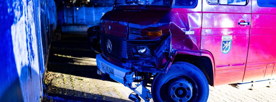 Unfall zwischen Feuerwehrfahrzeug und Auto in Erbes-Büdesheim