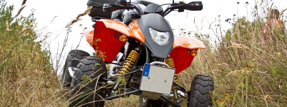 Schwerer Verkehrsunfall: Mann (63) überschlägt sich mit Quad