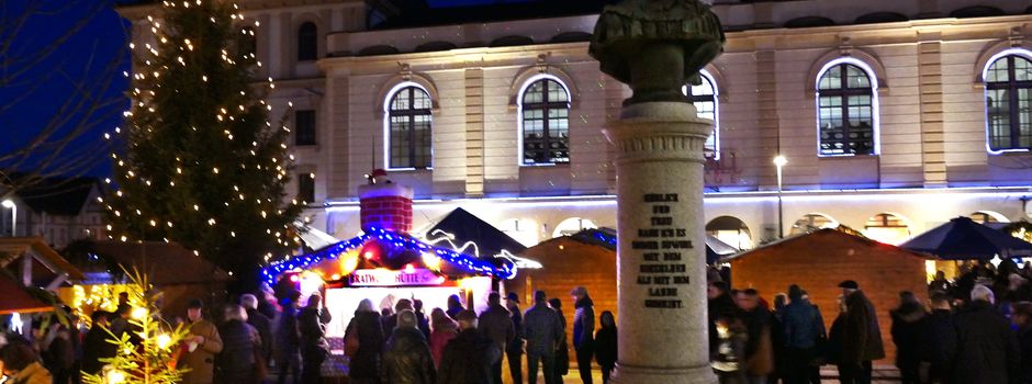 Traditioneller Weihnachtsmarkt auf dem Karlsplatz 
zum ersten Adventswochenende
