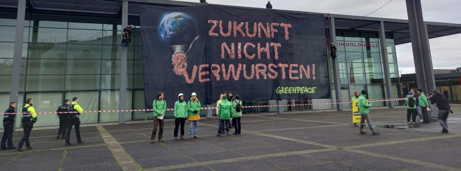 Aktivisten seilen sich von Mainzer Rheingoldhalle ab