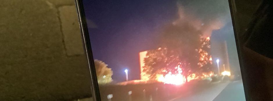 Wohnwagen geht in Flammen auf: Explosionen in Wiesbaden zu hören