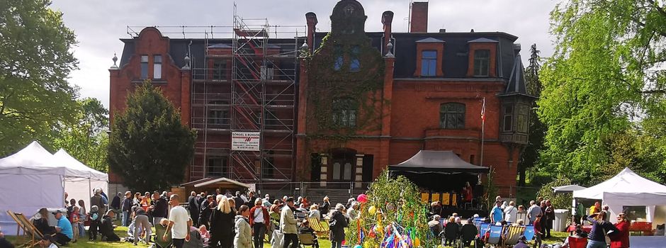 Maifest vorm Schloss: Leben keimt auf