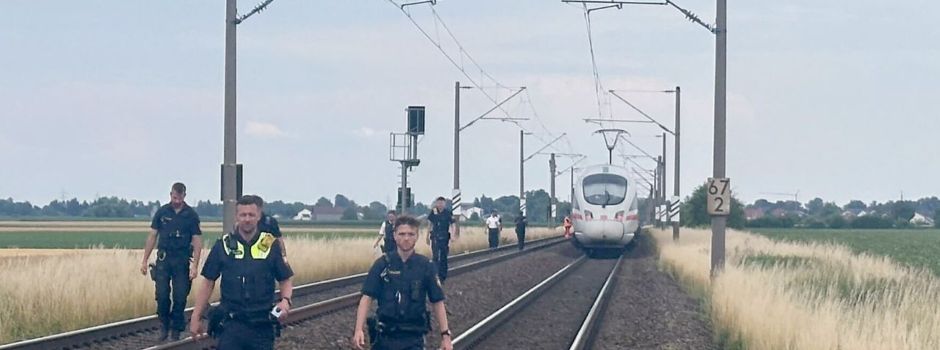Mit Axt und Hammer: Syrer verletzt Landsleute im ICE