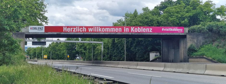 Neues Willkommensschild an der B9 in Koblenz montiert