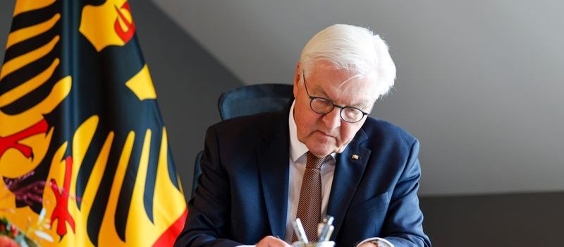 Bundespräsident Steinmeier verleiht Orden auf Schloss Burg Namedy