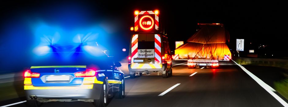 Von Schwertransport mitgeschleift