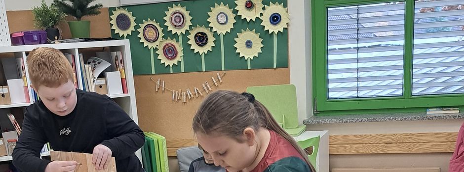 Nistkästen werden auf dem Weihnachtsmarkt für einen guten Zweck versteigert 