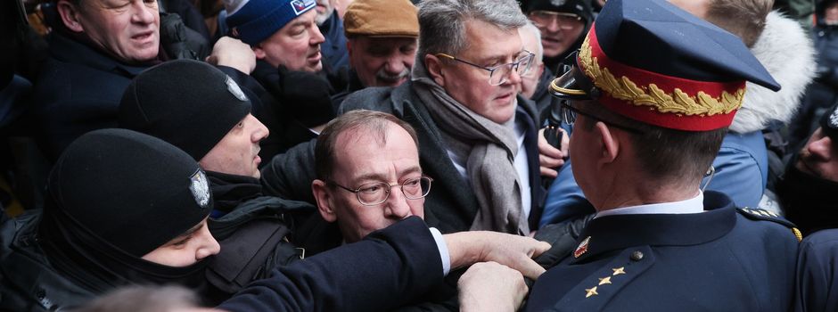 PiS-Politiker liefern sich Gerangel mit Parlamentswache