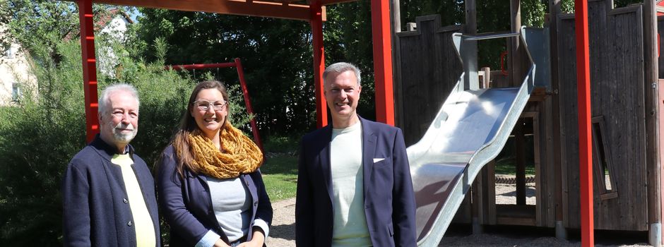 Sommerwald: Pergola spendet Schatten auf Abenteuerspielplatz