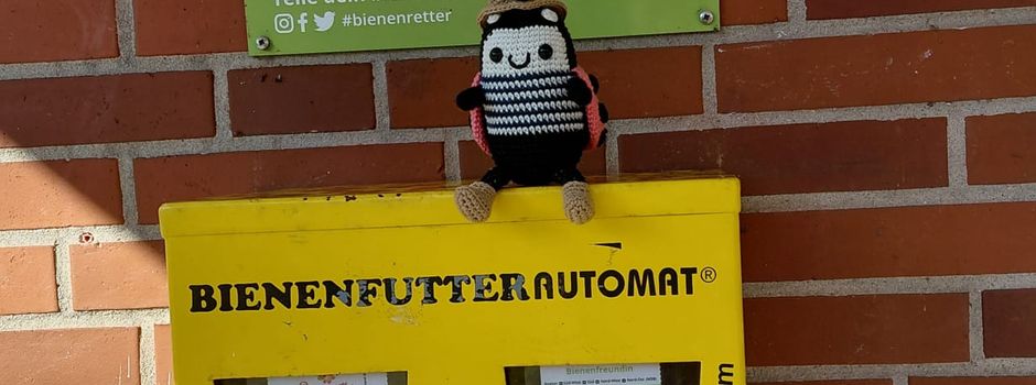 Wieder startklar - der Bienenfutterautomat am Dorfgemeinschaftshaus ist frisch befüllt
