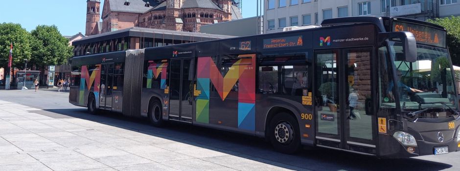 Mann (48) bewirft fahrenden Bus mit Glasflaschen