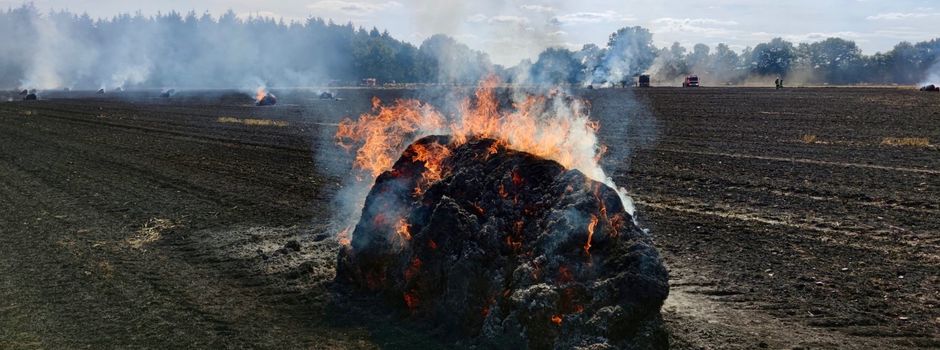 Stoppelfeld und Strohballen in Flammen