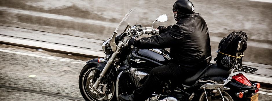 Zu spät gebremst: Motorradfahrer (66) stürzt und verletzt sich schwer