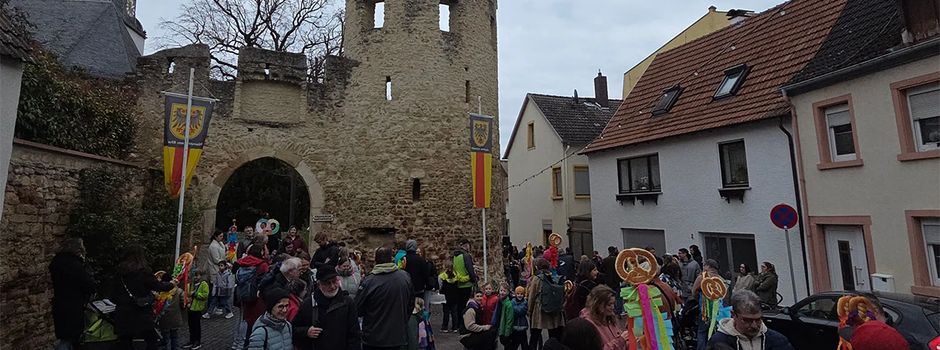 Frühlingsgefühle im Stadtpark: Nierstein vertreibt den Winter mit buntem Stabausumzug