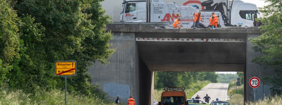 Schwerlaster durchbricht Brückengeländer auf A3 bei Wiesbaden