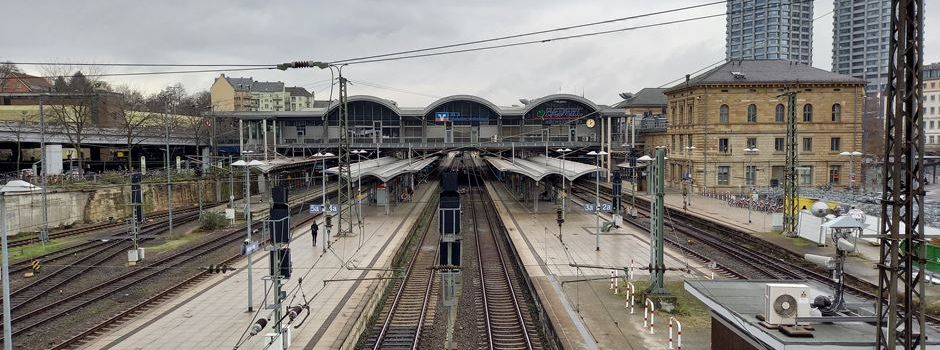 Mann (65) am Mainzer Hauptbahnhof unter Zug geraten