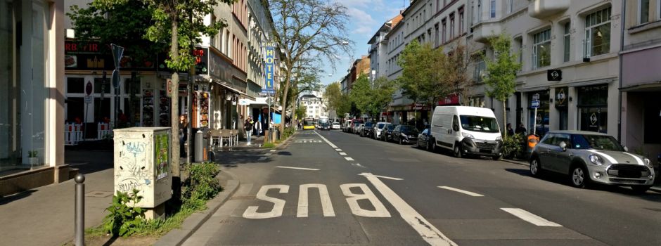Mann (40) an Bushaltestelle in Wiesbaden attackiert und verletzt
