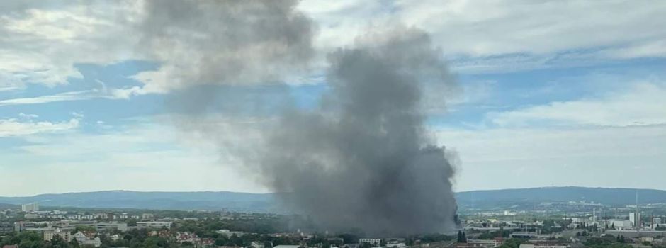 Großbrand in Lagerhalle: Umleitungen und Verspätungen im ÖPNV