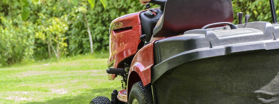 Gemeindearbeit mit Pflege der Grünflächen