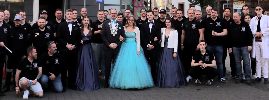 Niederkassel: JGV „Echte Fründe“ lud zum Maitanz auf dem Rathausplatz (mit Video)