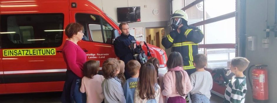 Forscherclub der Kita „Kleine Strolche“ zu Besuch bei der Feuerwehr