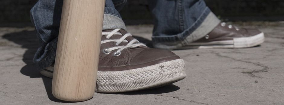 Mann zückt Baseballschläger in Koblenz: Polizei sucht jetzt Mercedesfahrer