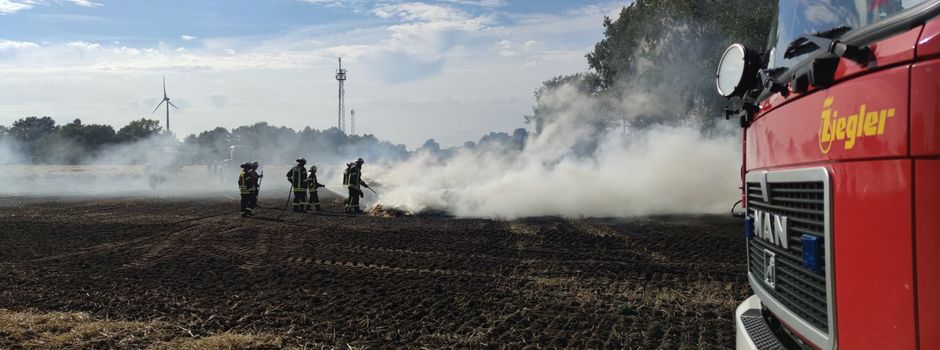 Feuer beim Strohpressen - Feuerwehr und Landwirte verhindern Schlimmeres