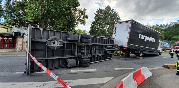 Umgekippter LKW-Anhänger sorgt auf B9 in Nierstein für größeren Verkehrsstau