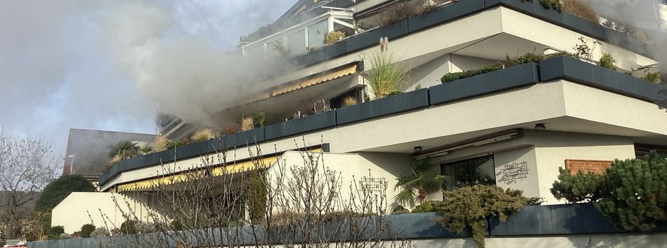 Brand in Mainz-Kastel: Feuerwehr am Rheinufer im Einsatz