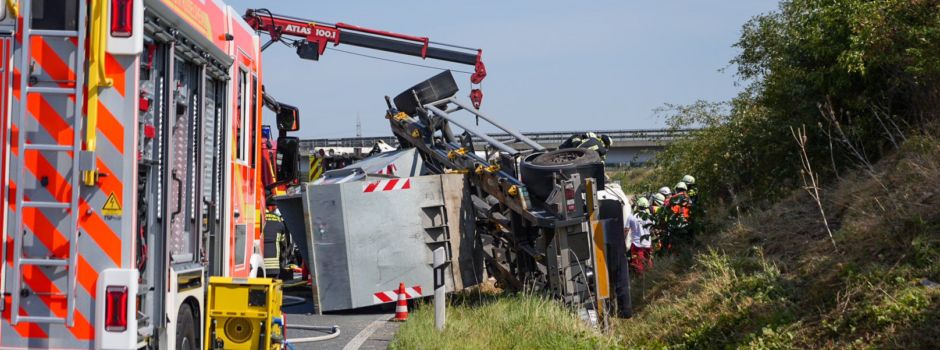 Schwerer Unfall am Mainspitz-Dreieck: Lkw kippt auf Autobahn um