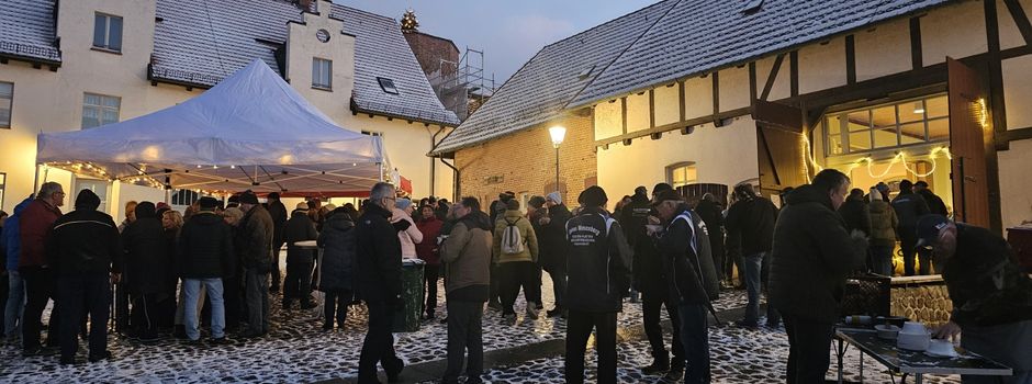 Das Miteinander zählt: Wesenbergs Burgverein trifft mit dem erstmaligen „Neujahrsglühen“ gleich ins Schwarze