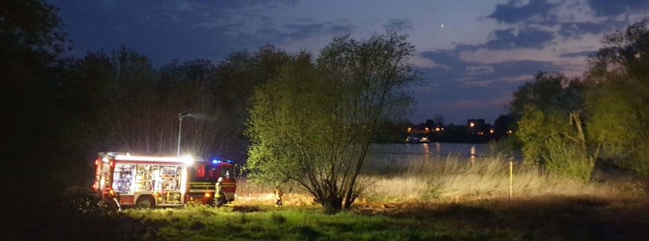 Feuer am Rheinufer in Niederkassel