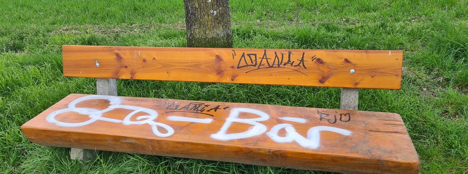 Schmierereien am Landwirtschaftsweg und der Ruhebank