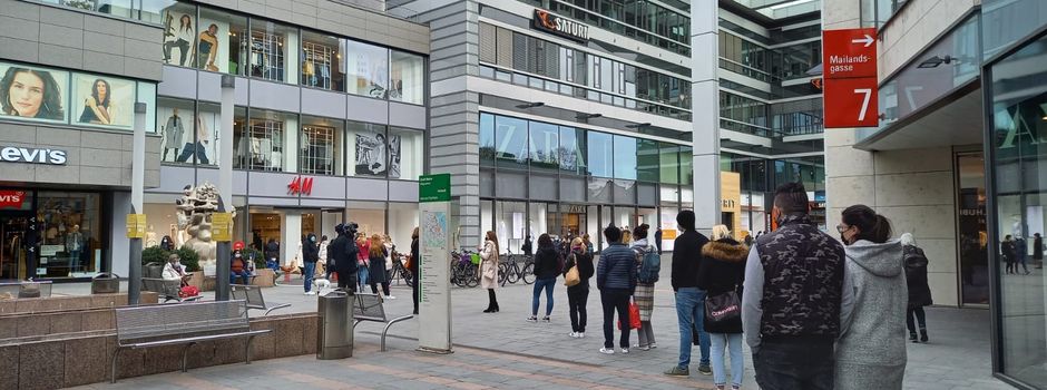 Lange Schlangen vor Mainzer Geschäften