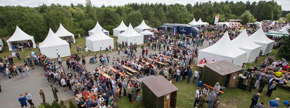 Service für Rollstuhlfahrer am Tag der Bundeswehr in Munster