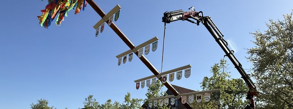Ein Dorf, ein Baum, eine Tradition: Clarholz feiert 20. Maibaumaufstellen (mit Fotogalerie)