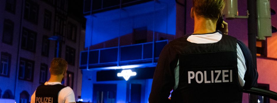 Mann schießt in Bar um sich – Toter und Schwerverletzter