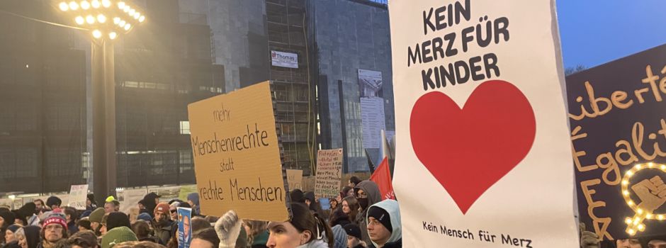 Hunderte Mainzer demonstrieren gegen Friedrich Merz