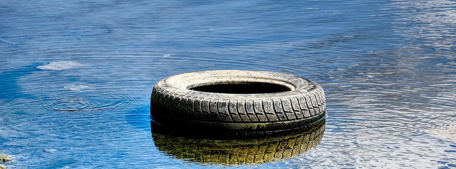 Umweltverschmutzung in VG Wörrstadt: Blaues Wasser und Altreifen in Bachlauf