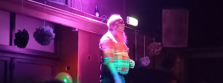 Mit Maske auf der Tanzfläche: So hat der „Schon Schön“-Opa seinen 70. Geburtstag gefeiert