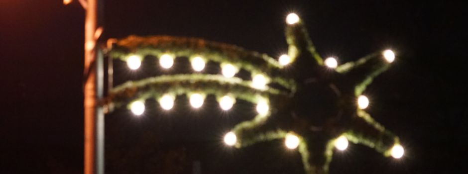 Niederkasseler Weihnachtsmarkt: Sterne erleuchten den Rathausplatz