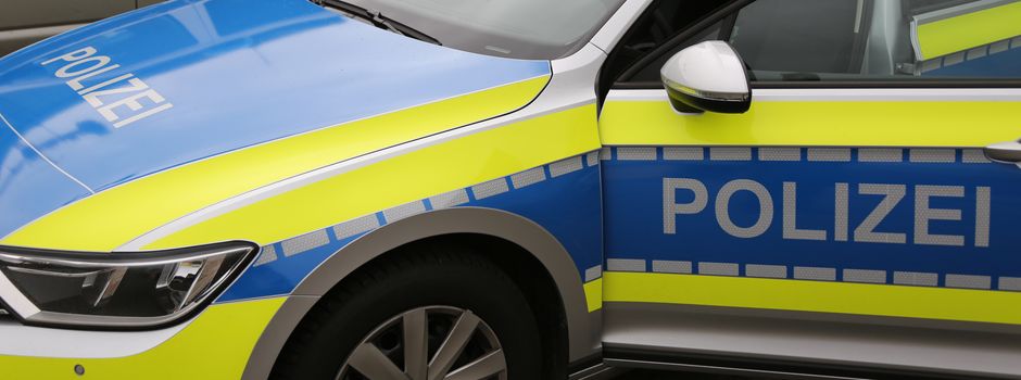 Vandalen beschädigen Rathausfenster und Tür des Hallenbades in Schneverdingen