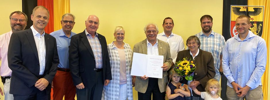 Landrätin überreicht Ehrennadel an Heimatforscher Axel Schwarz