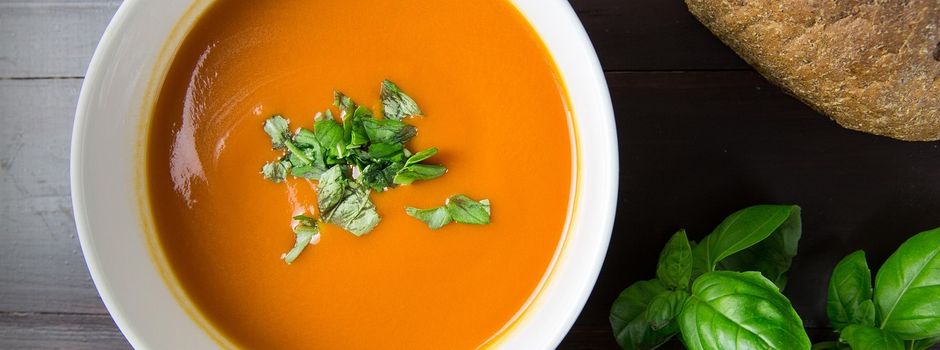 Geselligkeit und Suppe beim Roten Kreuz