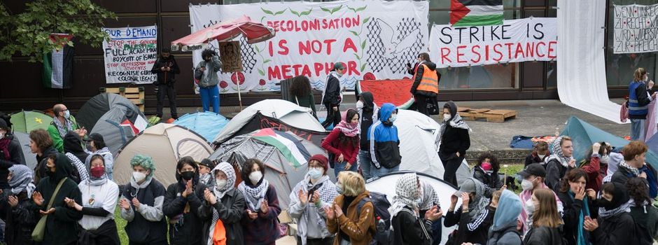 Propalästinensische Aktivisten besetzen Hof der FU Berlin