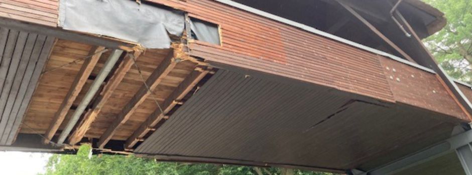 Abschleppfahrzeug rammt Fußgängerbrücke zum Weltvogelpark