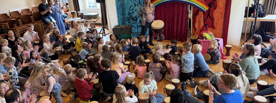Trommelreise in der KiTa St. Christina endet im Farbenrausch (mit Video)