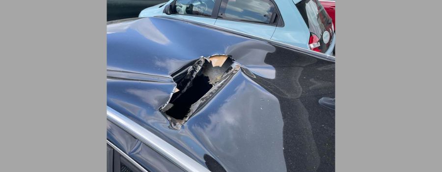 Kanaldeckel von Mainzer Brücke geworfen: Totalschaden an Pkw