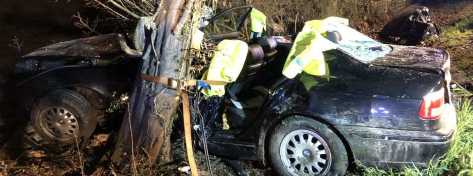 Auto kracht in Baum: Fahrer (26) schwer verletzt