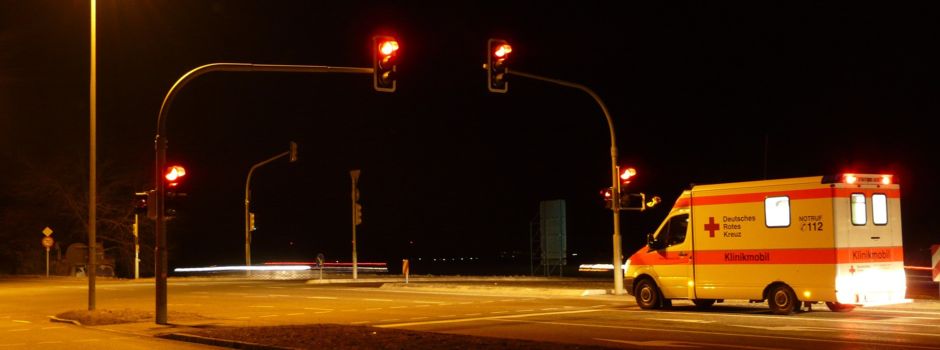 Auto schleudert gegen Ampel: Mann bei Unfall schwer verletzt